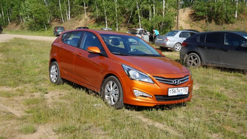 Хендай солярис 2015 года хэтчбек. Hyundai Solaris 2015. Солярис хэтчбек 2015. Hyundai Solaris 2015 хэтчбек. Оранжевый Хендай Солярис хэтчбек 2.