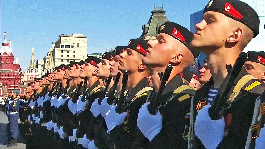 дождь 9 мая. 9 мая дождь. дождь девятое мая. бессмертный полк лента. дождь на параде.