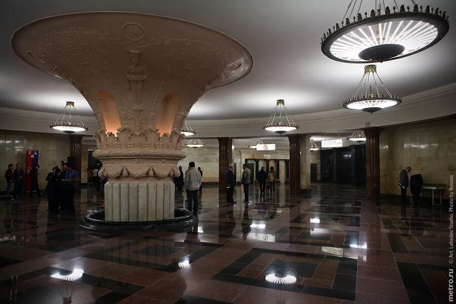 Бизнес центр внутри. Отделка фойе административного здания. Аплодировать вестибюль. Пол вестибюля. Интерьер общественного здания.