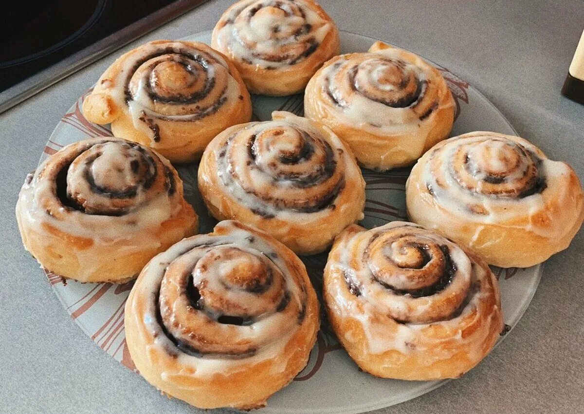 Синнабоны из слоеного дрожжевого. Синнабоны из дрожжевого слоеного теста. Cinnabon булочки. Американские булочки синабон. Булочки с корицей синабон.
