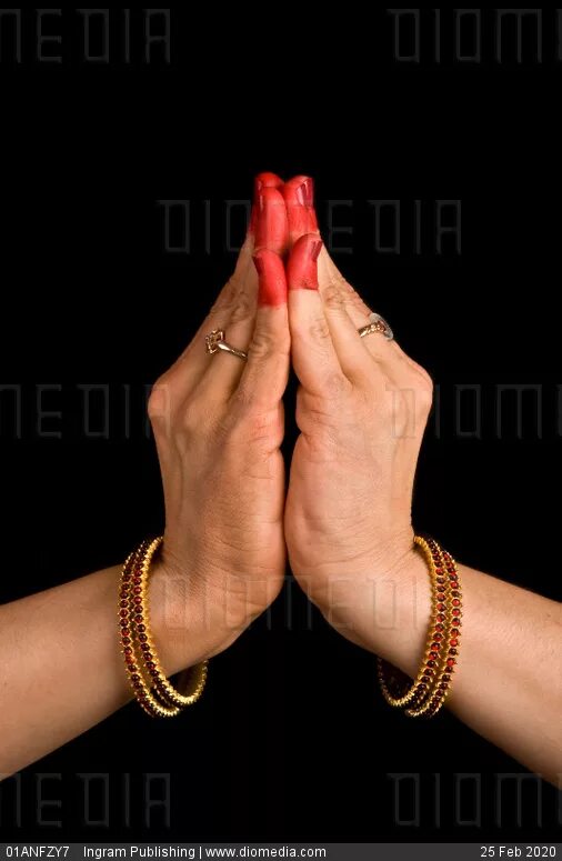 Feet with indian toerings. Индийские украшения традиционные. Индийский палец. Индийские браслеты чури. Индийские украшения на пальцы.