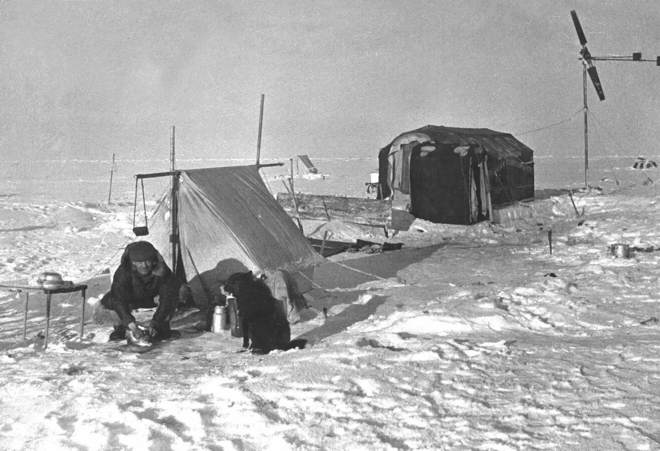 Как называется первая советско российская научная станция. Дрейфующая Полярная станция Северный полюс 1. Северный полюс 1 станция дрейфующая первая Папанин. Папанин Экспедиция на Северный полюс.