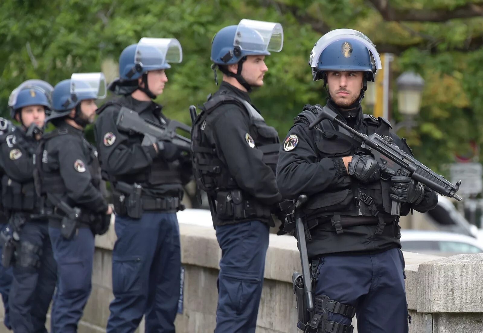 Франция полиция Gendarmerie. Французская жандармерия. Форма французской полиции. Полицейский. The policeman go