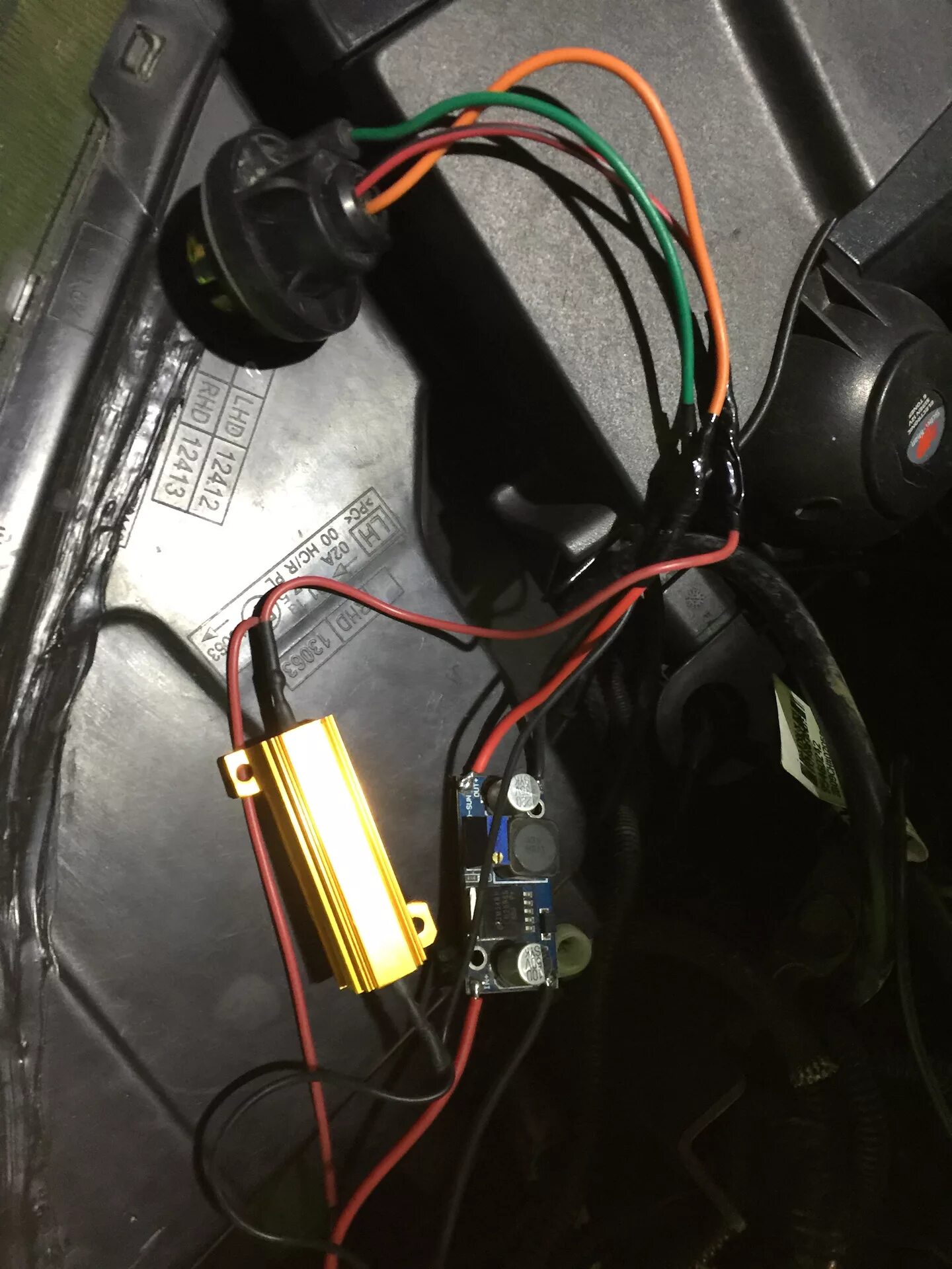 Не работает звук поворотников. Реле указателей поворота фокус 2. Реле поворотников приора 2. Ларгус плюс на левый поворотник колодка. Концевики на замок багажника ауди q7.