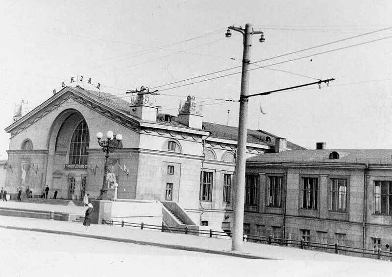 Кировский вокзал в Кирове. Станция Вятка Киров. Город Киров 1960е вокзал. Город Киров ЖД вокзал.