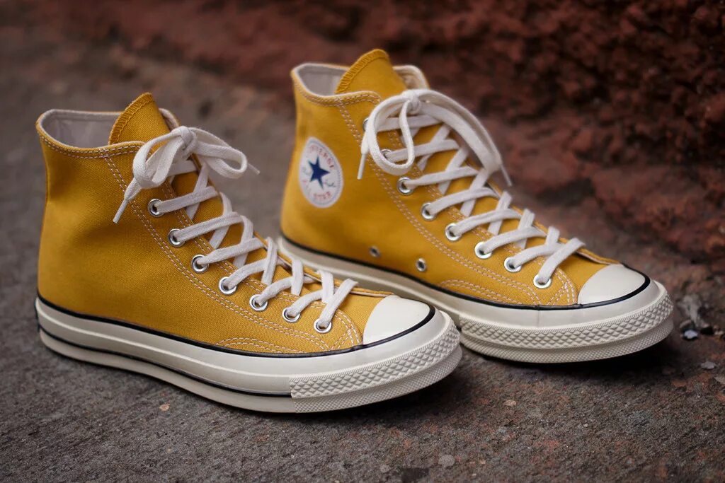 Желтые конверсы. Converse Chuck 70 желтые. Chuck Taylor Converse Yellow. Конверс Чак Тейлор 70 желтые. Yellow High конверс.