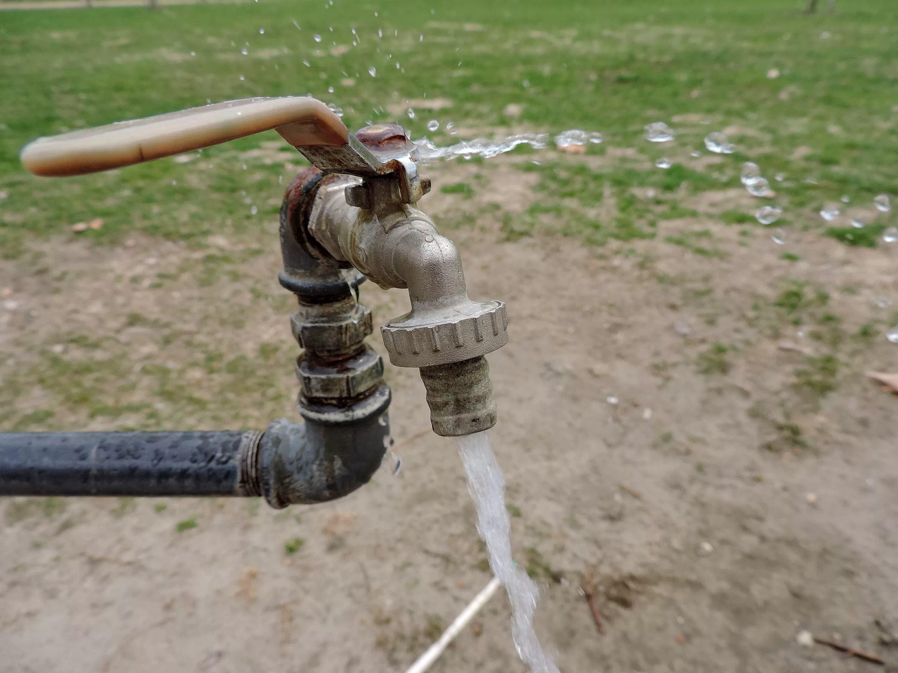 Открытый водопровод. Трубопровод вода. Краны на трубы водоснабжения. Кран водяной. Кран с водой.