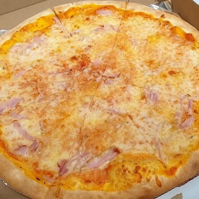 Настоящая итальянская дьябло пицца. Токо пицца старый оскол заказ. Пицца в токо бока. Токо пицца старый оскол. Пицца на белом фоне.