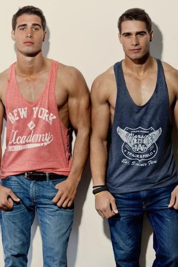 парень брюнет. два друга. два взрослых мужчины. два взрослых мужчины. два друга.