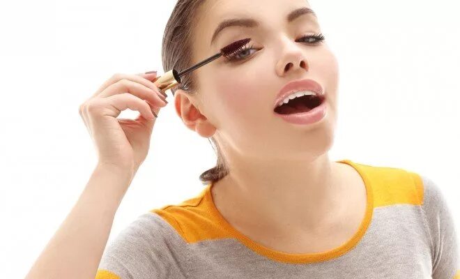 Девушка красится. Девушка красит ресницы с открытым ртом. Парень открыл рот мем. Почему девушки открывают рот когда красят. Почему девушки открывают рот когда красят.