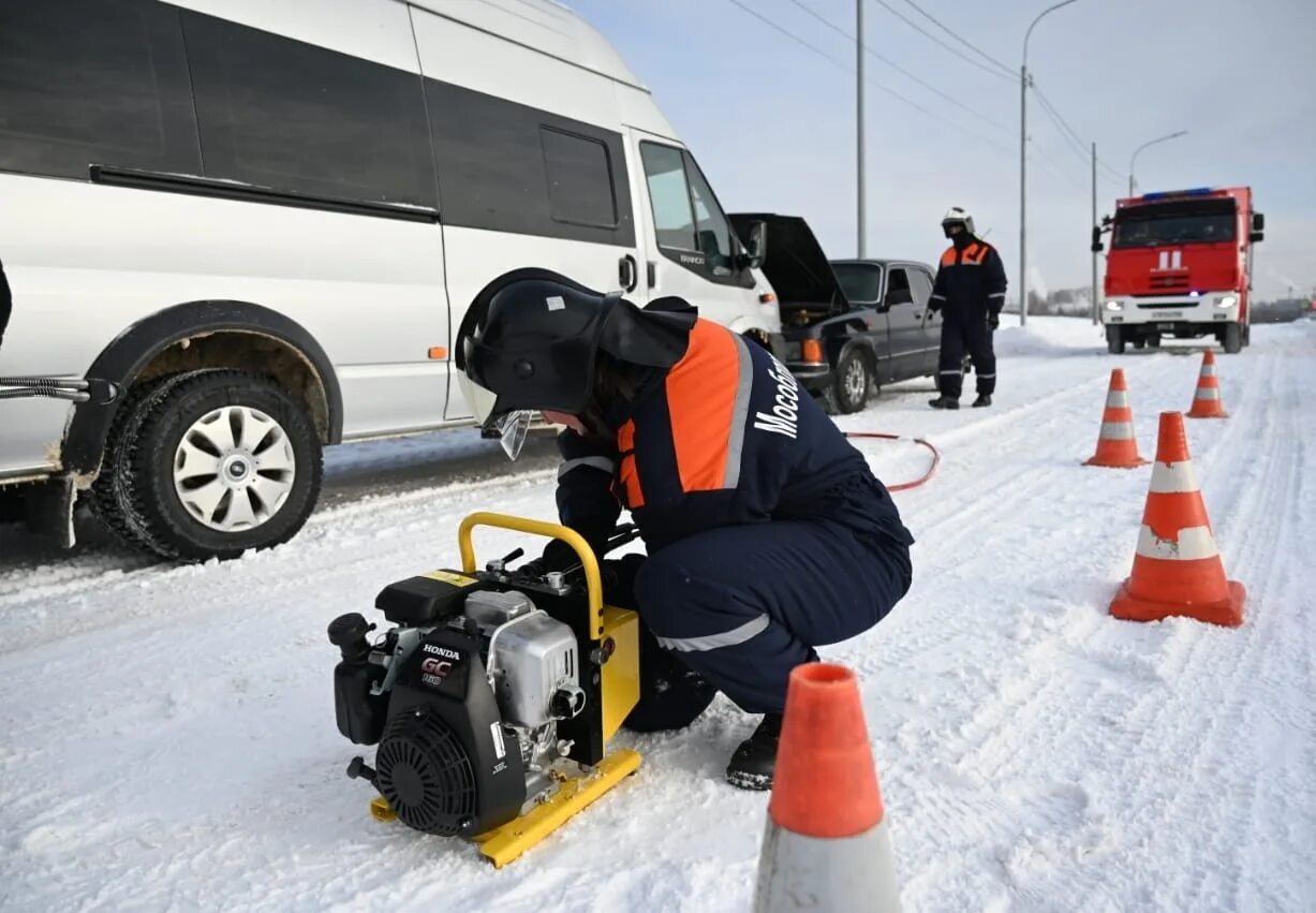 Аварийно спасательная служба телефон. Аварийно-спасательный автомобиль. Аварийно спасательная служба зимой. ДТП аварийно-спасательного автомобиля. Аварийно-спасательная служба Елец.