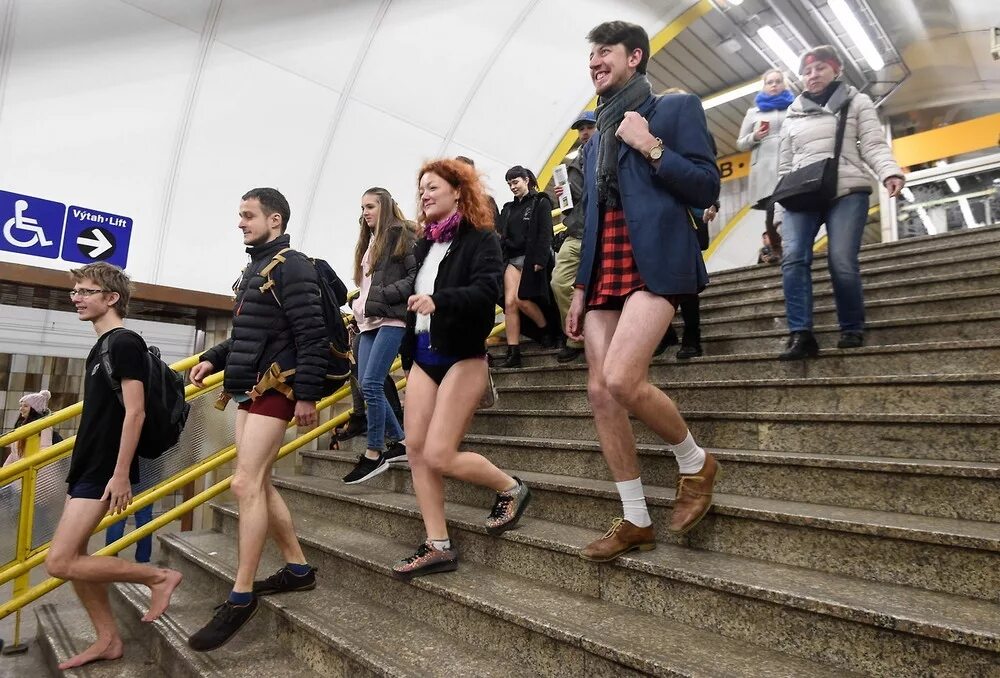 Книга без штанов. No Pants Subway Ride Москва. Нью Йорк метро без штанов. Флешмоб в метро без штанов 2018. День без штанов в метро Нью-Йорка.