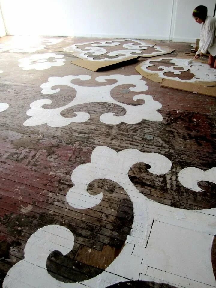 Трафареты для декора плитки на пол. Трафарет марокканская плитка. Покраска пола узорами. Трафарет для пола. Покраска пола в ванной с трафаретом.