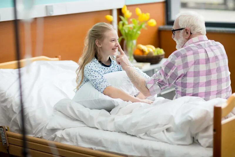 Навестила деда. Блондинка в больнице с ребенком фото. Девочка плачет у постели дедушки в больнице. Дедушка больница картина.