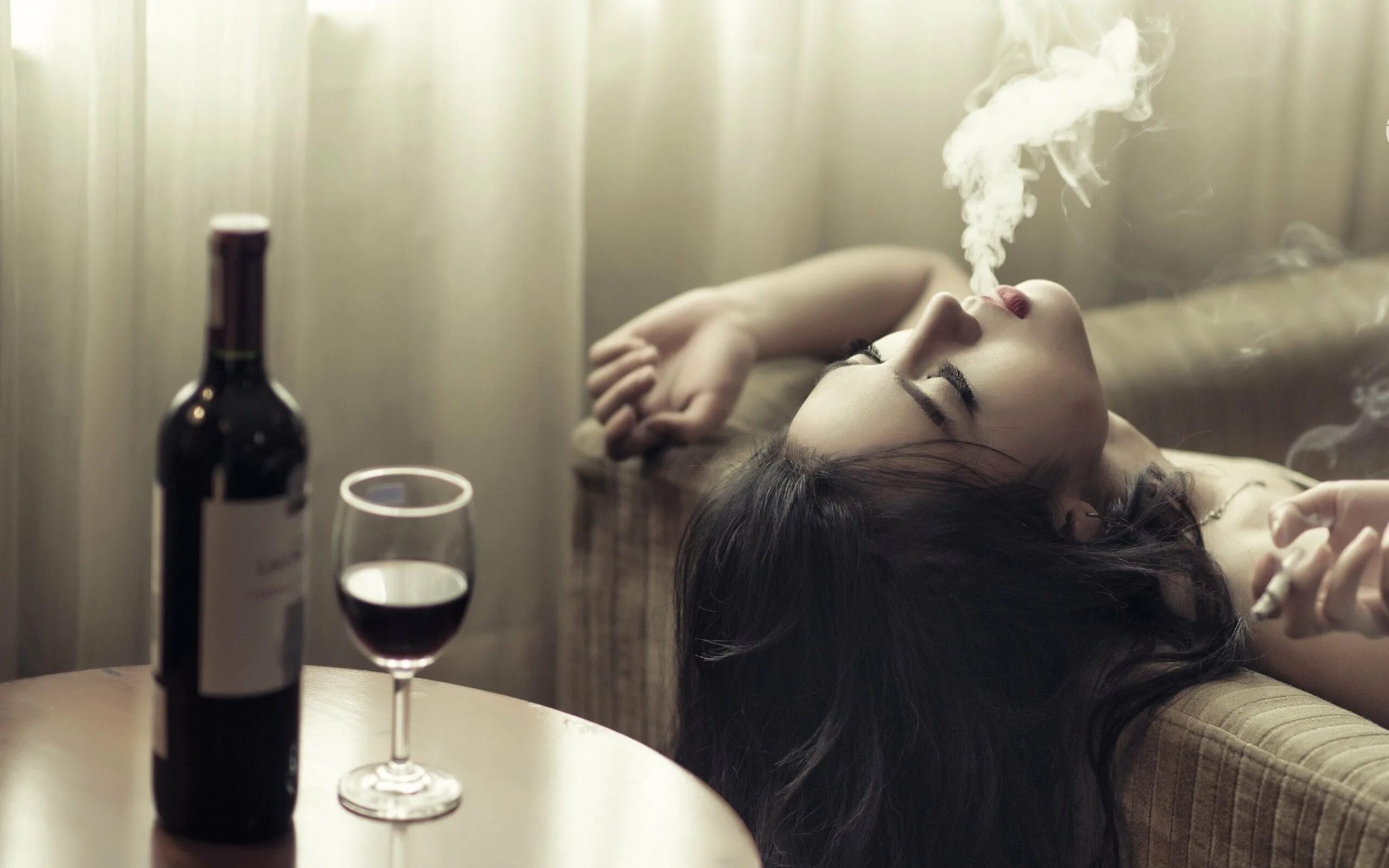 Девушка с вином. Девушка пьет вино. Девушка с вином и сигаретой. Грустная девушка с вином. Душиш