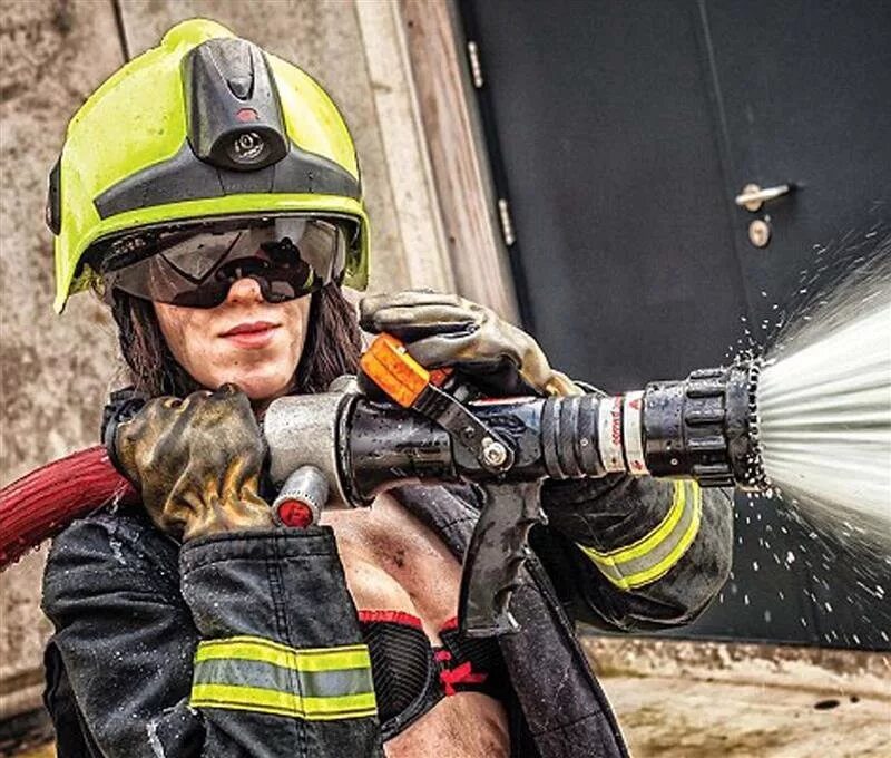Смешной пожарный. Пожарник. Тушат девушку. Девушки в пожарной форме. Русские пожарные.