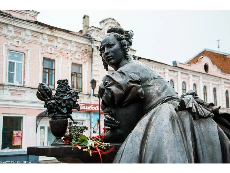 Тамбовская казначейша чайковский зарядье. Памятник купчихе тамбов. Тамбовская купчиха памятник. Памятник казначейше в тамбове. Тамбовская казначейша памятник.
