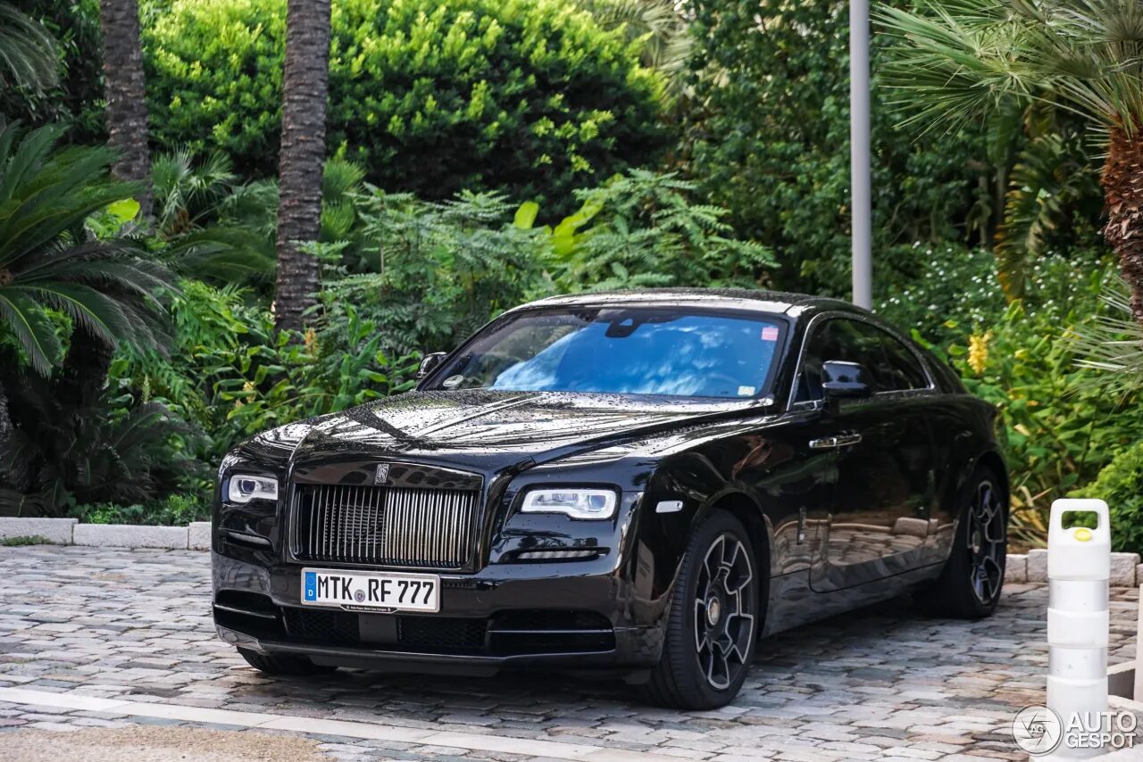 Черный ройс ройс заберет джекпот. Роллс Ройс Wraith Black badge. Rolls Royce Phantom Black badge. Rolls Royce Mansory Palm. Роллс Ройс Wraith Black badge номер 777.