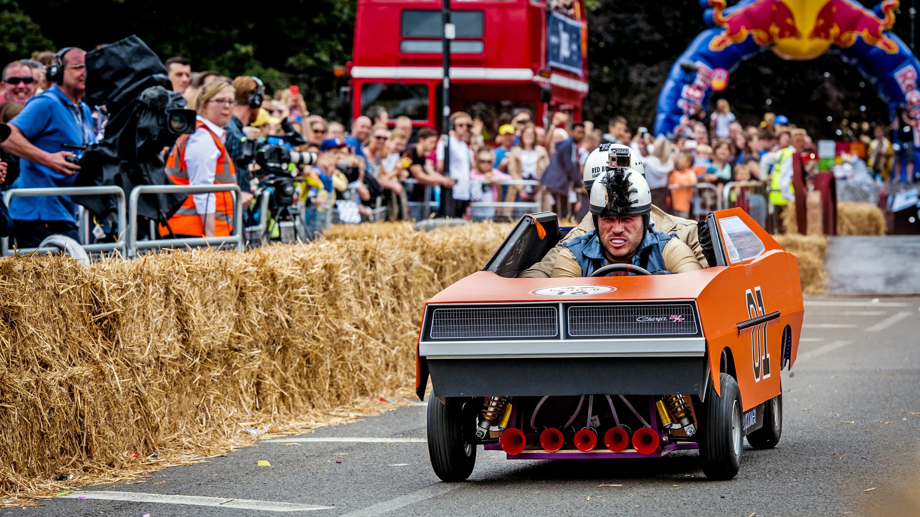 Red bull гонки на тарантасах. Red bull Soapbox Race. Конкурс Тарантасов Red bull Soapbox Race. Необычные гонки.