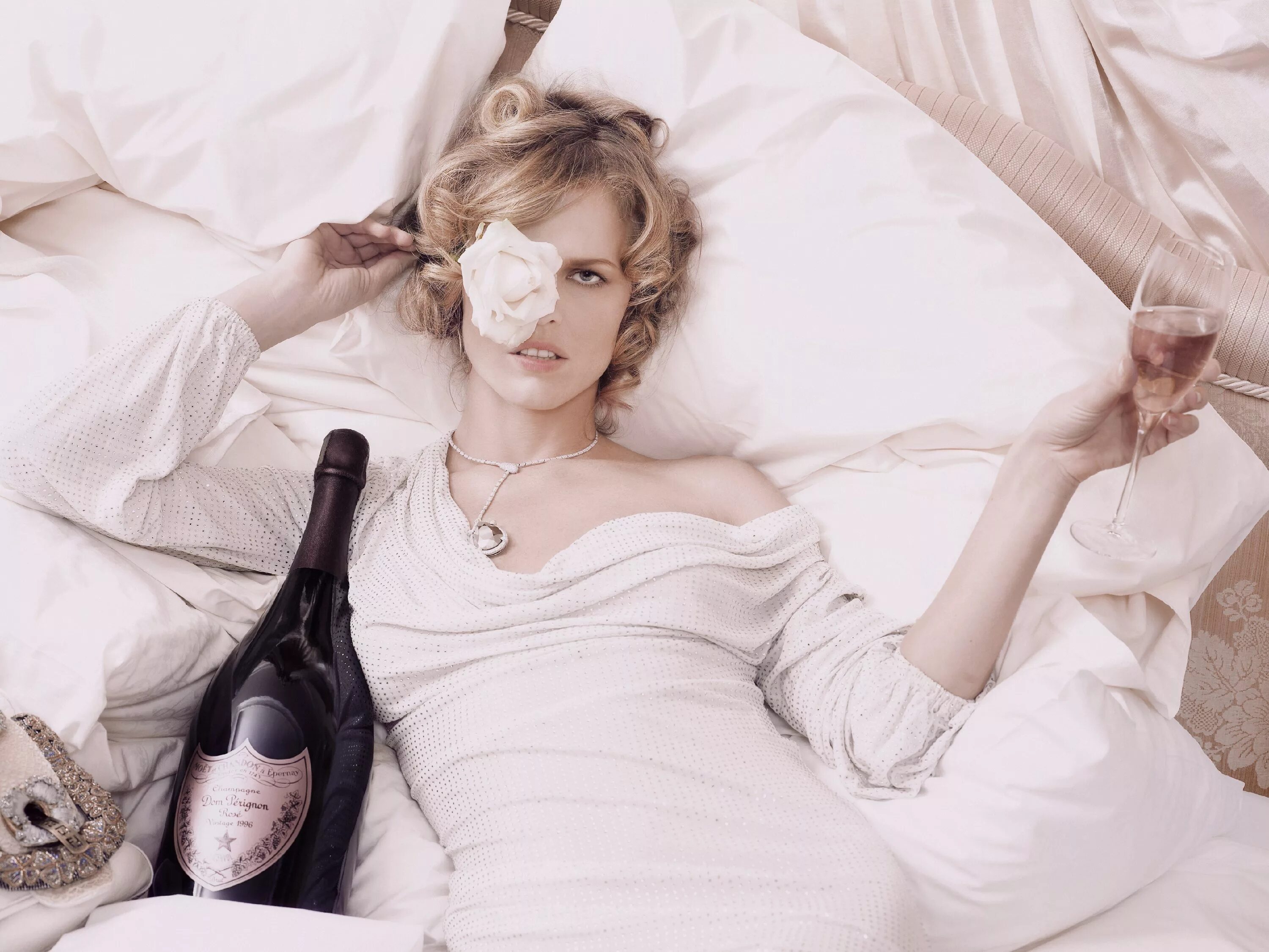 Eva Herzigova dom Perignon. Девушка с шампанским. Девушка с бокалом.