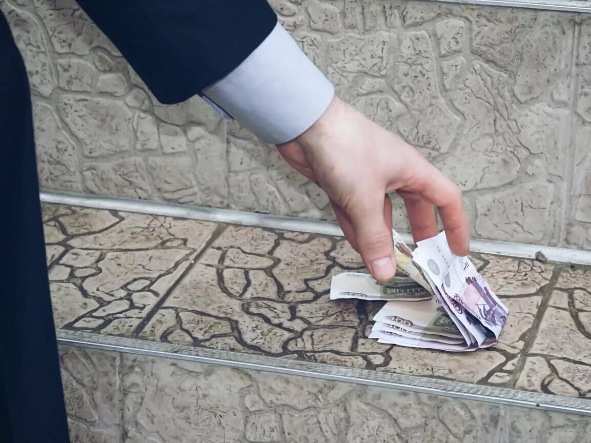 Нашел большую сумму денег. Нашел деньги. найти деньги на улице. подбирает деньги. деньги на полу.