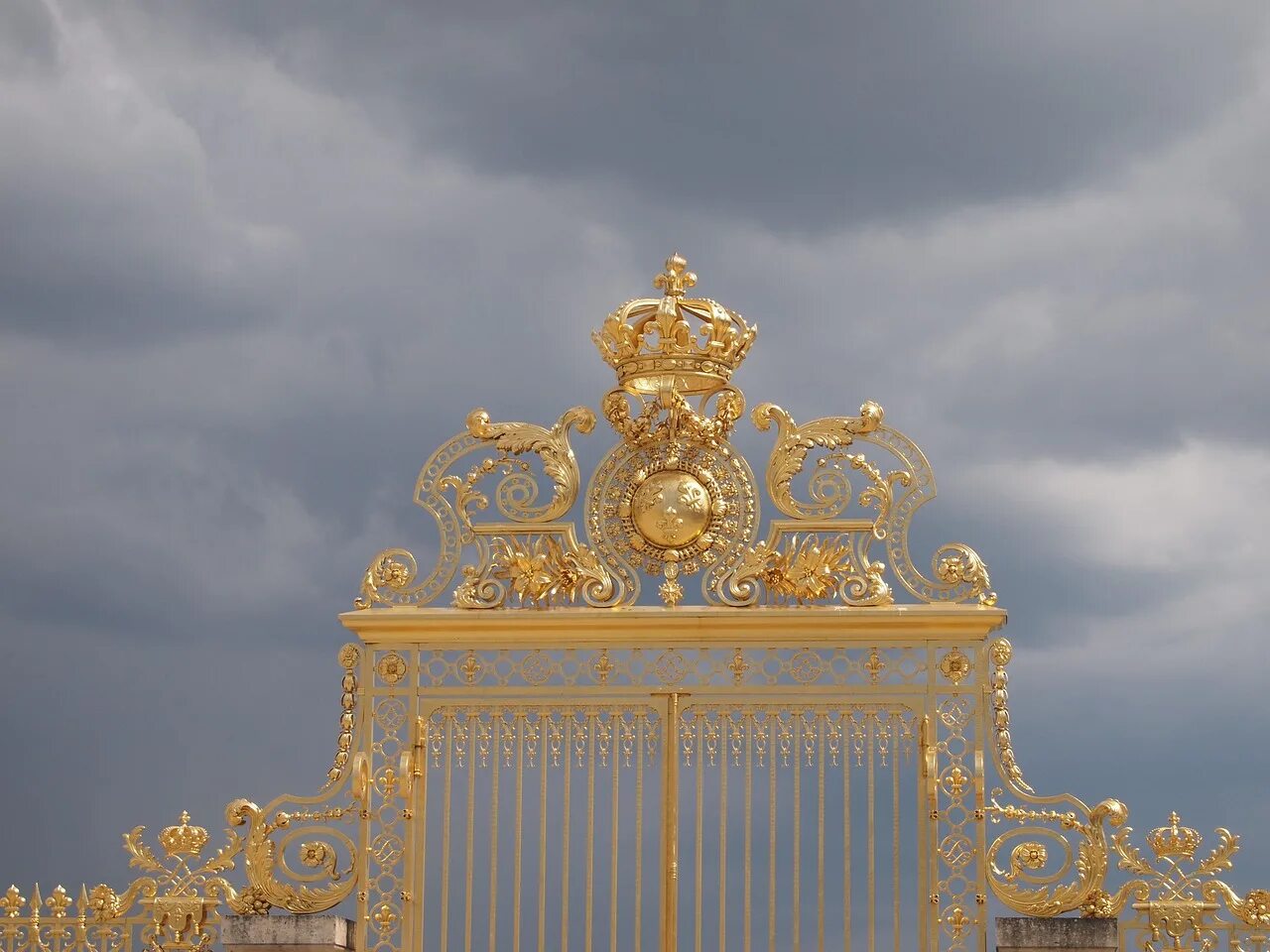 Версаль нанси. Золотые ворота Версаль. Версальский дворец ворота. Версальские ворота Париж. Ворота из золота в Версале.