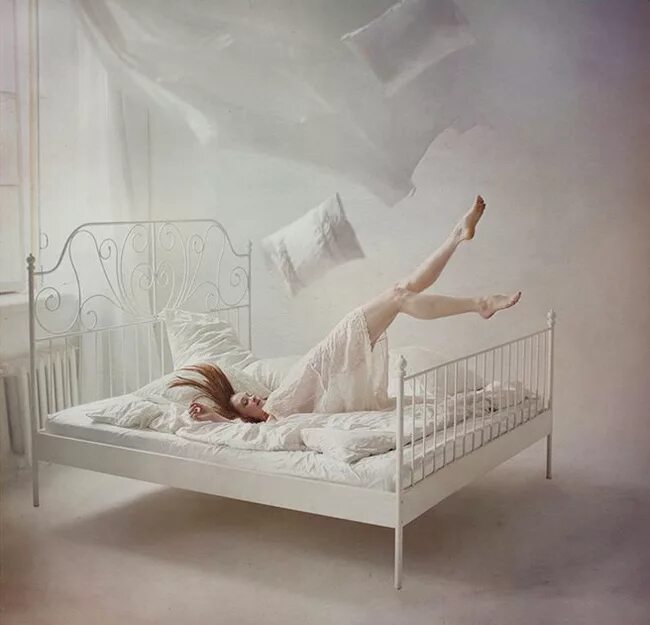 Падает на кровать. Человек падает на кровать. Девушка падает на кровать. Летать во сне. Упасть на кровать красиво.