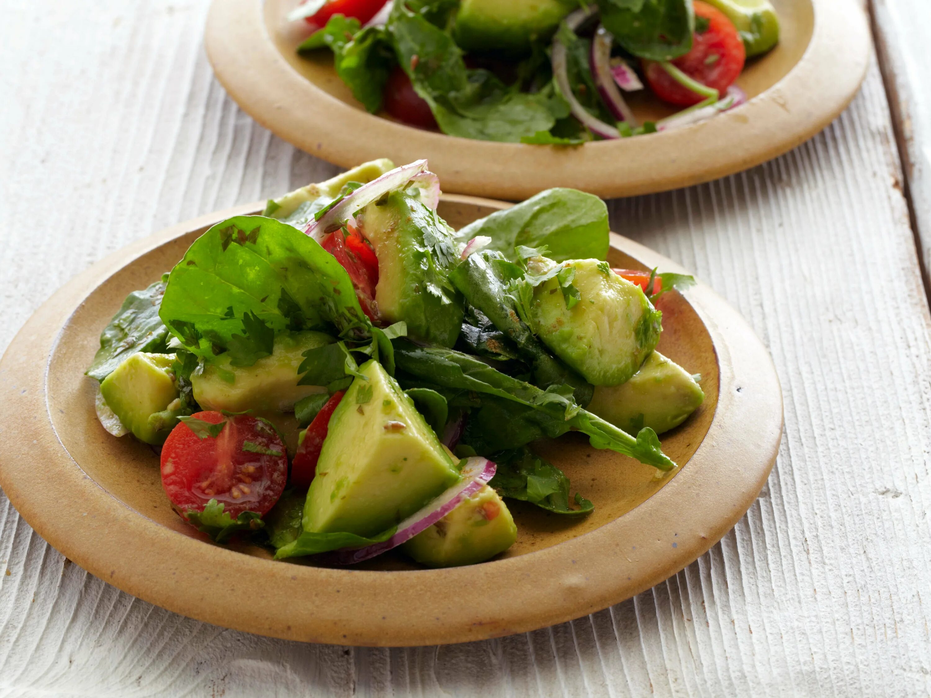 Салаты с авокадо калорийность. Salad with Avocado Tomato. Зеленый салат. Зеленый салат с авокадо. Большой зеленый салат.