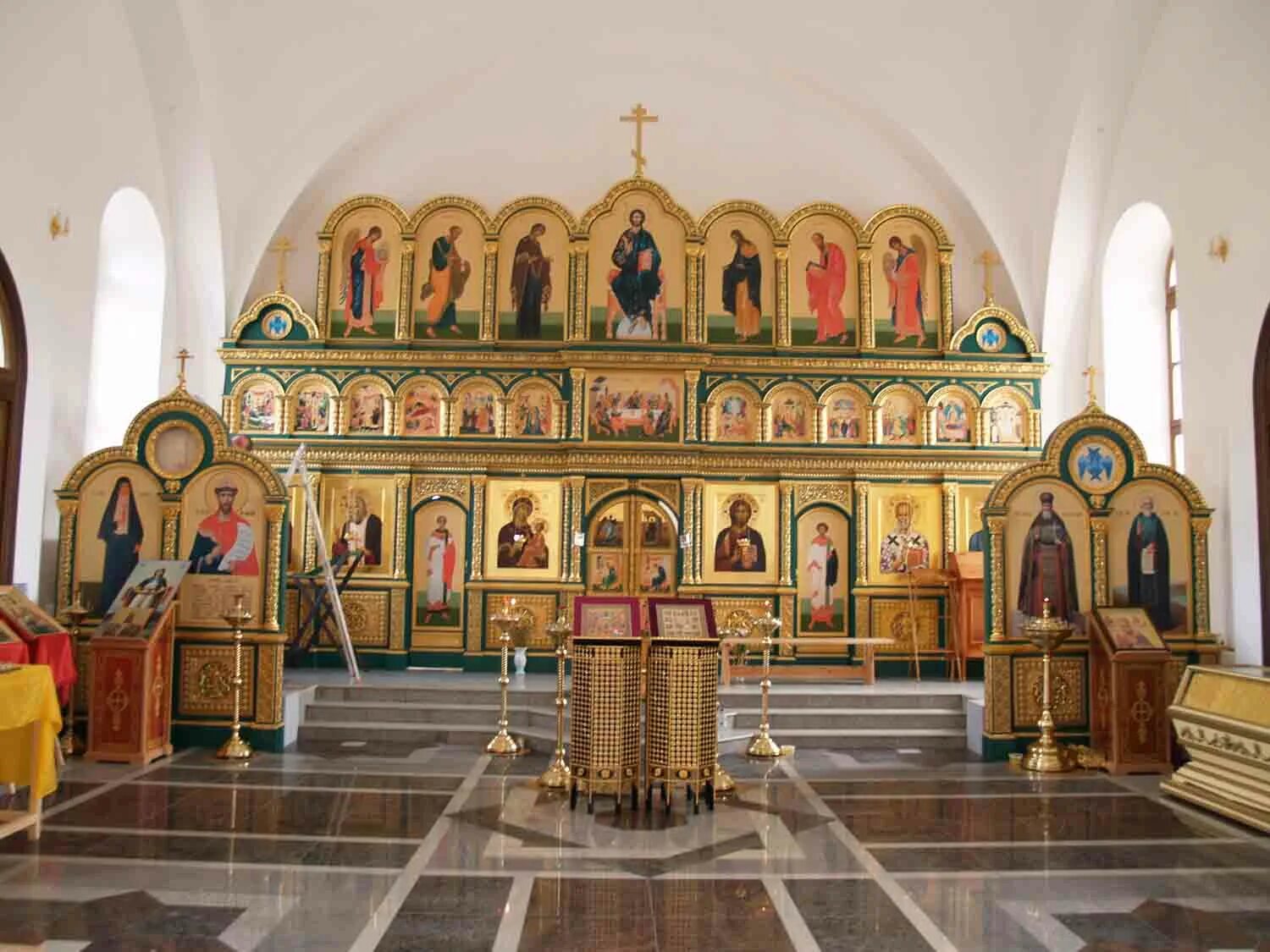 собор святого саввы в белграде (сербия. в каком храме св. дивеево церковь серафима саровского. храм трехгорный николая чудотворца иконостас. дивеевский монастырь мощи серафима саровского.