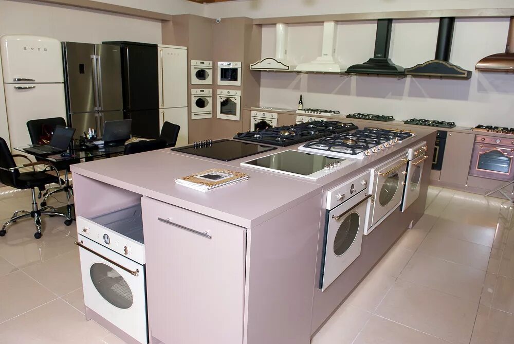 Смег бытовая техника. Smeg магазин. Кухня с бытовой техникой. Smeg техника в москве. Смег бытовая техника в интерьере кухни.