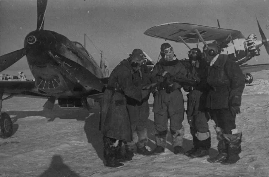 Стальная эскадрилья. Маэстро в бой идут одни старики. Морские летчики чф ввс в вов 1941-1945. Кардаполов. В бой идут одни старики 1973.