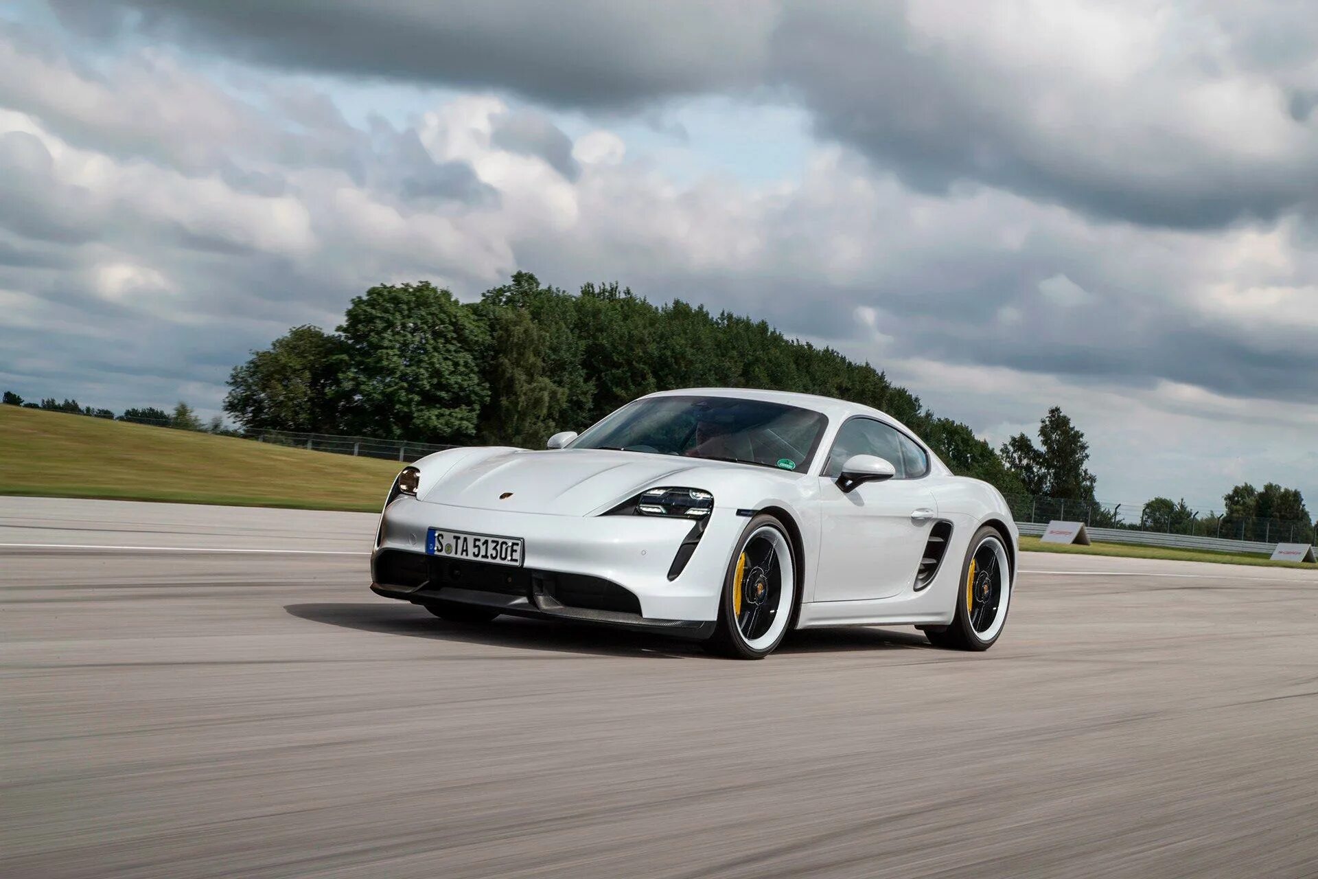 Электрокар порше 2020. Электрический porsche taycan. Электрокар. Порше тайкан 2018. Porsche taycan turbo s.