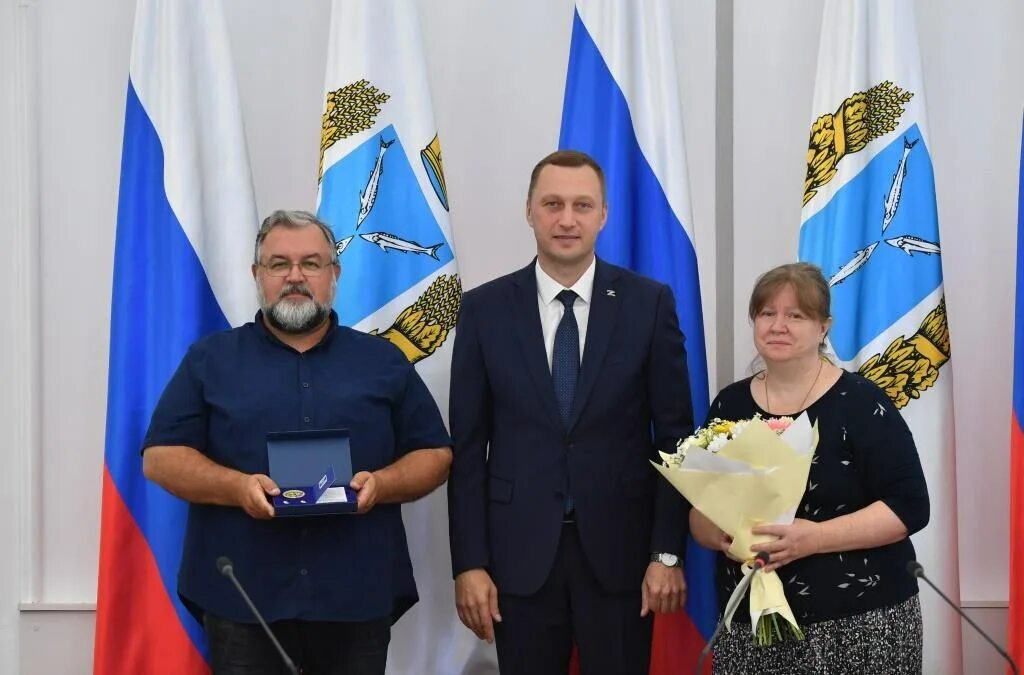 Год семьи в саратовской области. Вручение медали. Вручение наград. Награждение губернатора. Медаль семьи любви и верности.