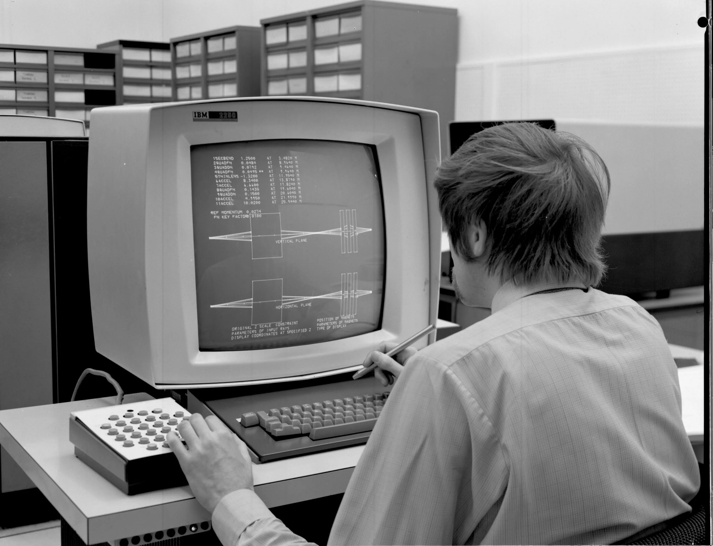 Компьютер начал. IBM 2250. Первый монитор для компьютеров - IBM 2250. Графический терминал IBM-2250. Компьютер IBM монитор IBM.