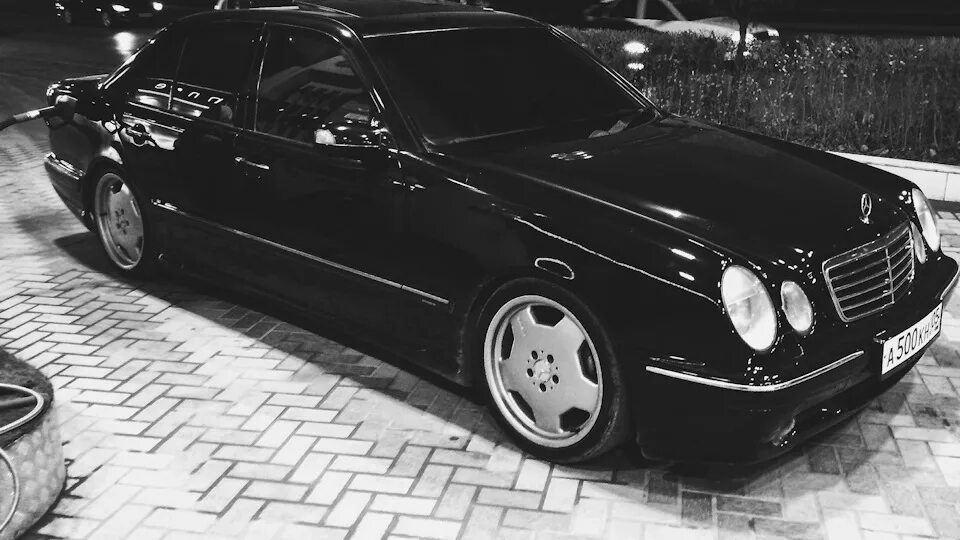 Мерседес лупатый 210. Очкарик мерседес 210. Мерседес 210 98 года. Mercedes benz e210. Mercedes w210 решетка радиатора amg.