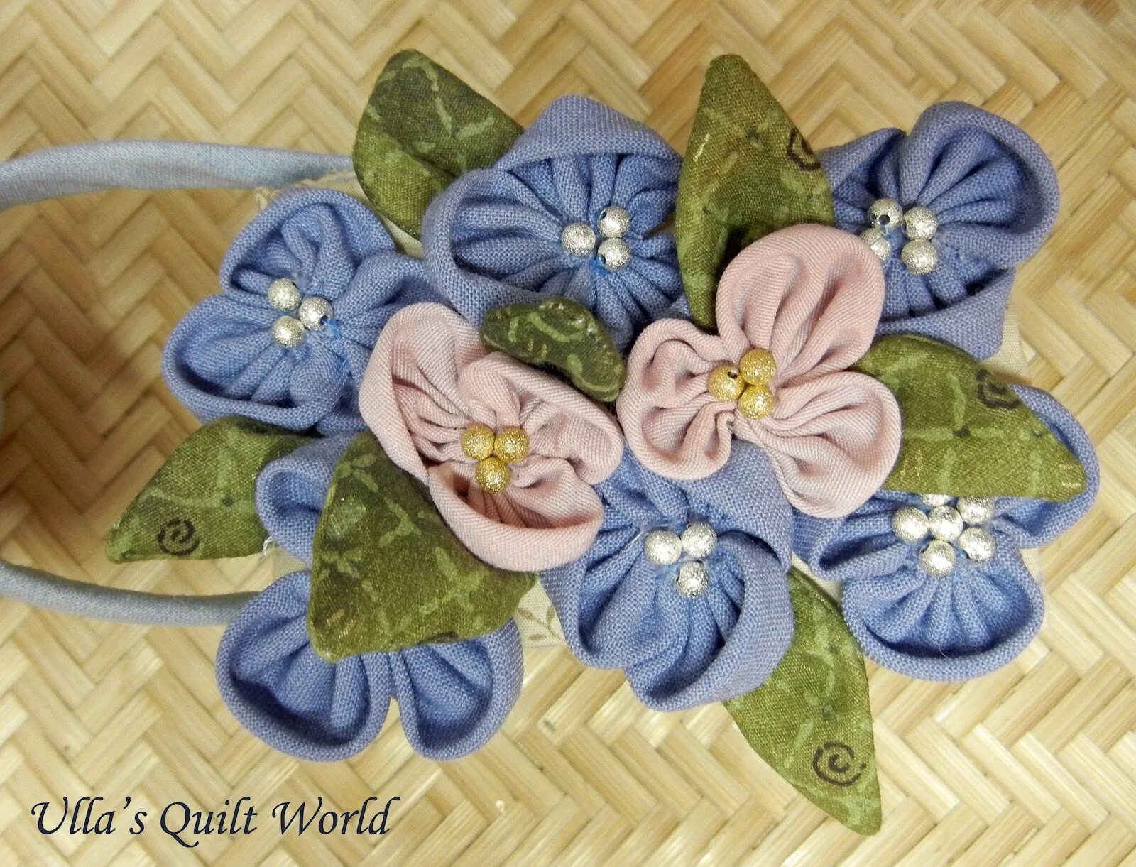 Техники цветов из ткани. Пэчворк йо-йо японская техника. Цветочки из лоскутков ткани. Японский пэчворк цветы из ткани. Шитые цветы.