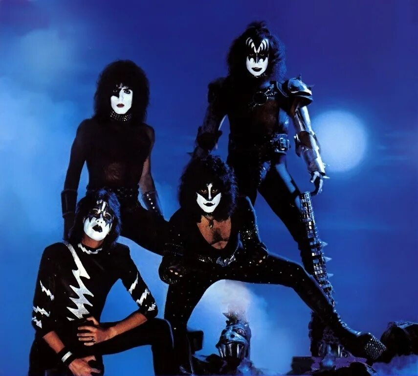 Kiss the night. Kiss 1982. Kiss группа creatures of the Night 1982. Группа Кисс альбомы. Kiss creatures of the Night album.