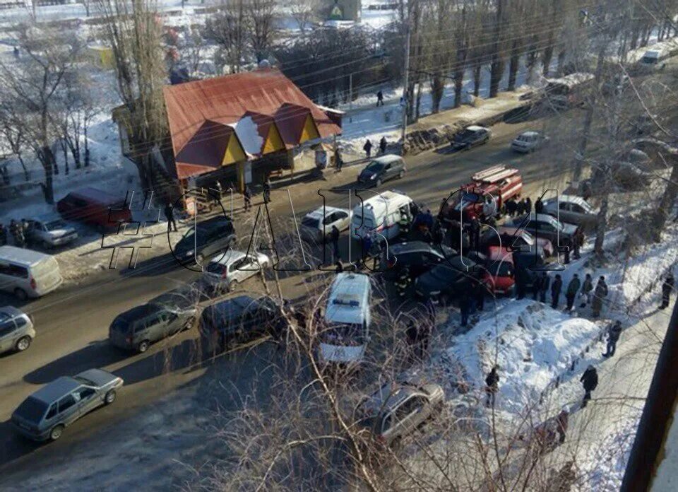 Протаранил три машины Балаково. Авария в Балаково сегодня. Рынок Дон Балаково. Происшествие в городе Балаково. Саратов последние новости на сегодня события происшествия