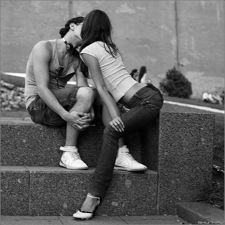 Подруги парней видео. Поцелуи на улице с девушкой. Парень целует девушку на улице. Страстный поцелуй на улице. Парень и девушка целуются на улице.
