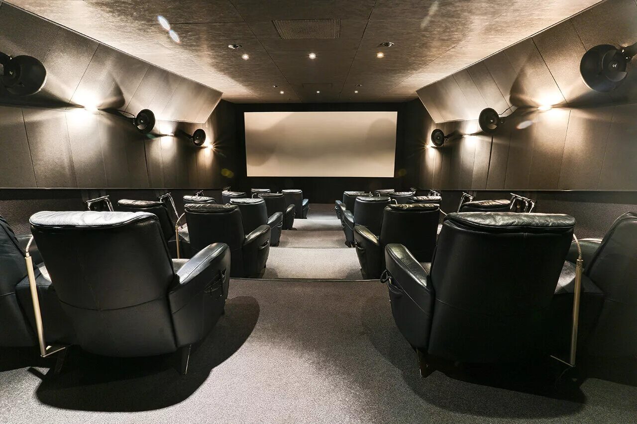 кинотеатр победа новосибирск залы. отделка домашнего кинотеатра. кинотеатр каро вип зал. кинотеатр с лежачими местами в москве. домашний кинотеатр.