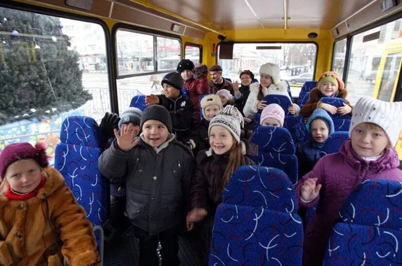 Ребенок едет в маршрутке. Дети в автобусе на экскурсии. Экскурсии для школьников. Школьные экскурсии автобусные. Школьная экскурсия.