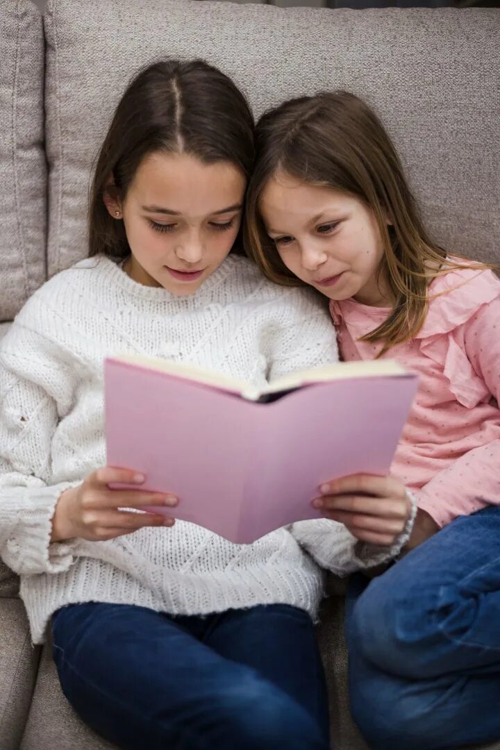 Про сестру и чтение. Про это с сестрой читать. Сестры читают книжку. Сестра читает книгу. Read sister friends