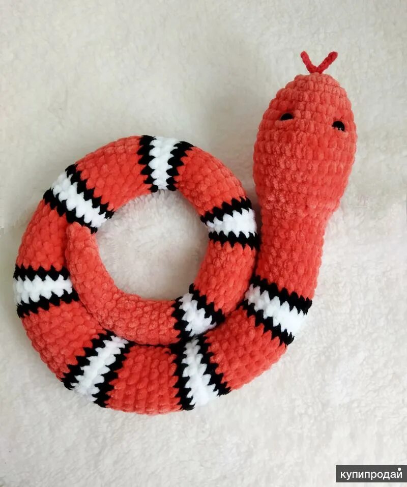 Связанная игрушка крючком змея. Вязаная змейка. плюшевая змея крючком. змейка амигуруми. вязаная змейка крючком.