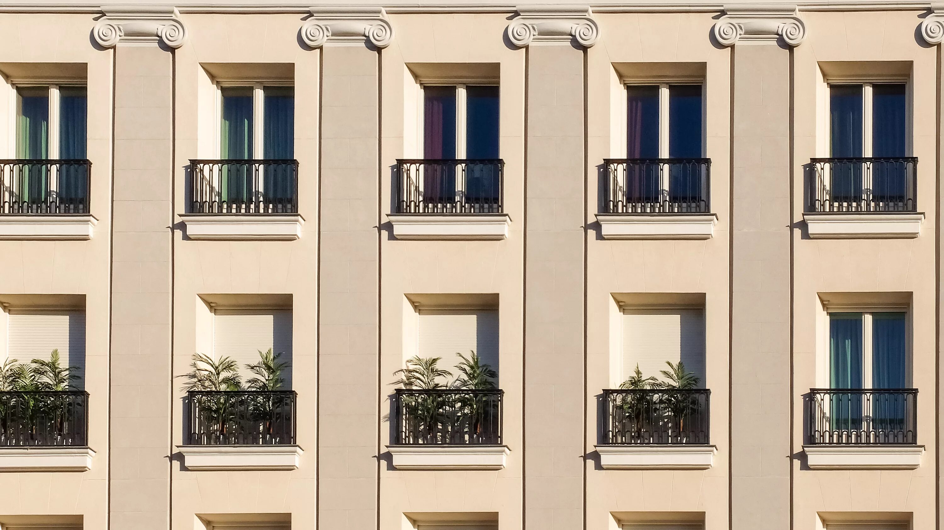 В окнах высотных зданий. Элевен французский балкон. Окна здания. Фасады многоквартирных домов. Окна на фасаде.