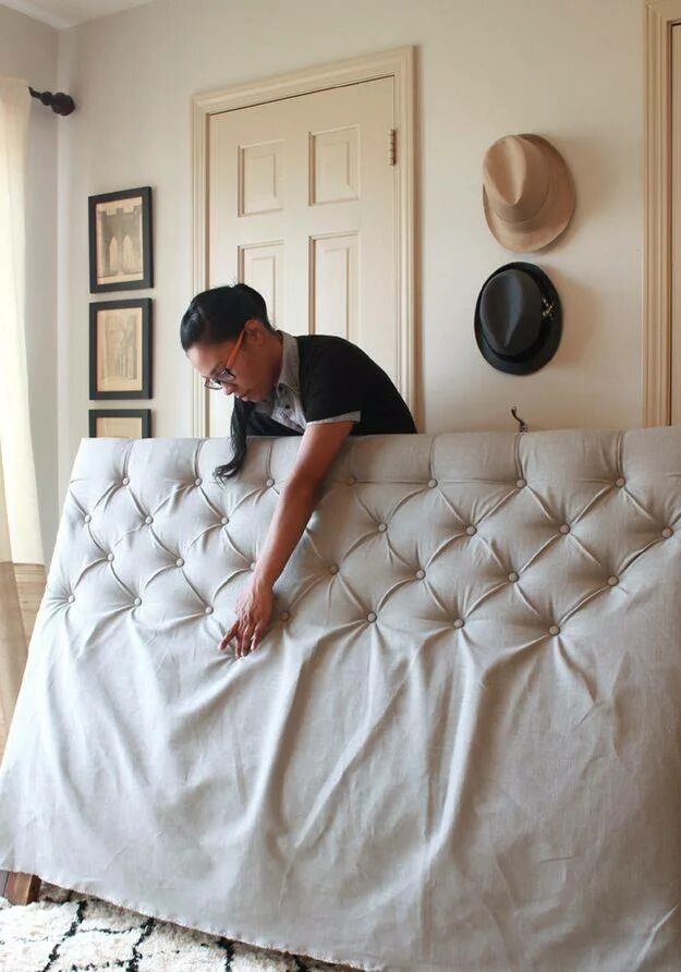 Как сделать мягкие руки в домашних. Обшить кровать тканью. Кровать обитая тканью. Кровать обтянутая тканью. Обтянуть спинку кровати.