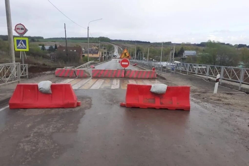 Закрытие дорог рязань. Перекрытие дороги. Трасса. Земляные пригрузы для дорог. Дорога перекрыта.