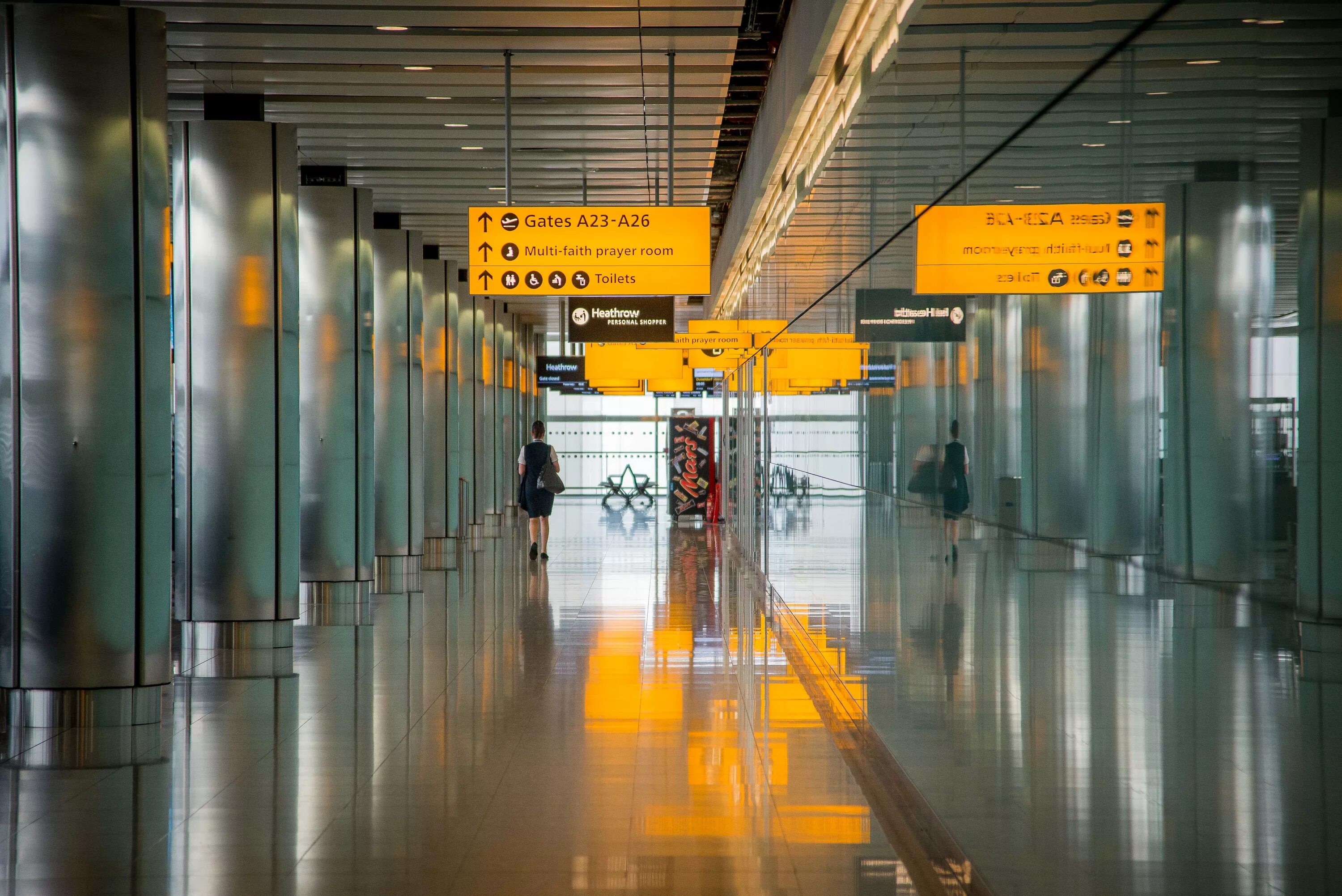 Plane gate. Гейт в аэропорту. ворота в аэропорту. boarding. в аэропорту. посадка у-gate.