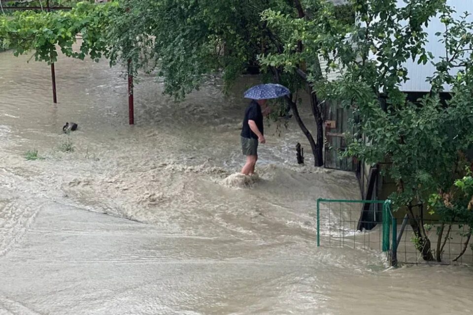 18 апреля сочи. Лазаревское наводнение 2022. Сочи потоп 2022. Потоп в Лазаревском 2022.