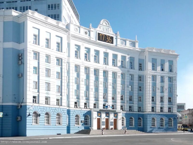 Норильск здание управления норникель. Гвардейская площадь 2 норильск. Норильск здание управления комбината. Норильск стелла. Здание талнах норильск.