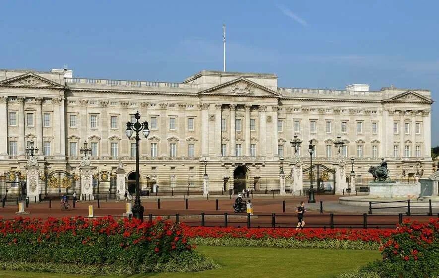 Букинге́мский дворе́ц(англ. Лондонская резиденция королевы елизаветы 2. Достопримечательности лондона букингемский дворец. Buckingham palace презентация. Дворец по английски.